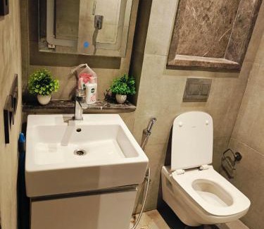 Noida Apartamento | Luxurious suite with city view with The lockwoods