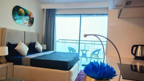 Noida Apartamento | Luxurious suite with city view with The lockwoods