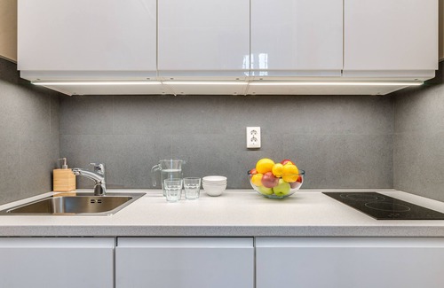 Inner City Budapest Apartamento | Luxurious sunlit suite in a prime location with a private city-view balcony, A/C