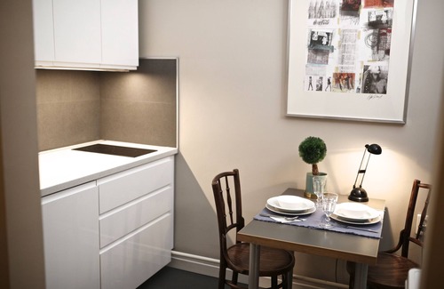 Inner City Budapest Apartamento | Luxurious sunlit suite in a prime location with a private city-view balcony, A/C