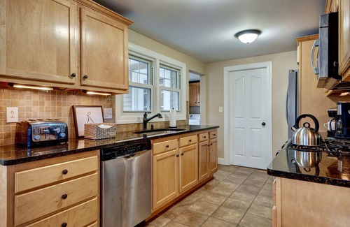 Skaneateles Casa | Luxurious, Three Bedroom, Pet Friendly Home. Walk to Village!