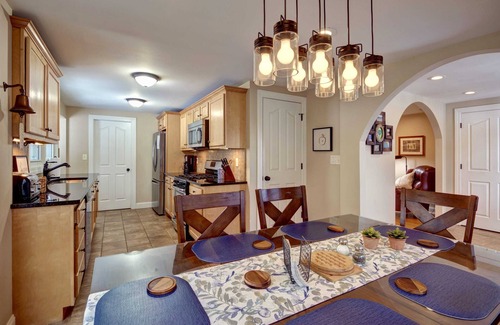 Skaneateles Casa | Luxurious, Three Bedroom, Pet Friendly Home. Walk to Village!