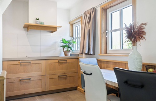 Triemen Casa | Luxurious tiny house with jacuzzi: unwind in beautiful Friesland nature
