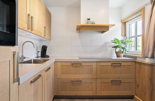 Triemen Casa | Luxurious tiny house with jacuzzi: unwind in beautiful Friesland nature