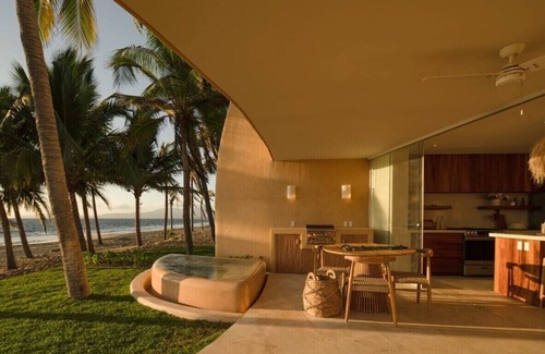 Barra de Potosi Villa | Luxurious tropical villa facing the beach