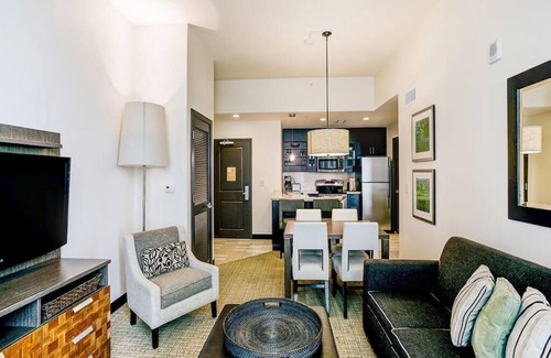 Northeast Virginia Beach Complejo | Lujoso apartamento de dos habitaciones en el sofisticado Oceanaire Resort Hotel en VA Beach.