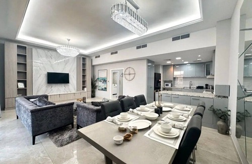 Mirdif Apartamento | Luxurious Two-Bedroom Apartment Near Airport
