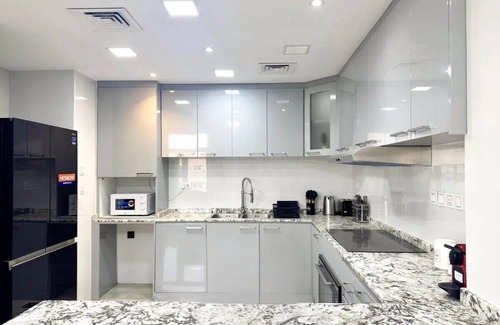 Mirdif Apartamento | Luxurious Two-Bedroom Apartment Near Airport