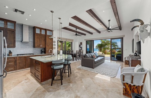 Buzzards Condominio | Luxurious Two-Bedroom Ocean View Retreat