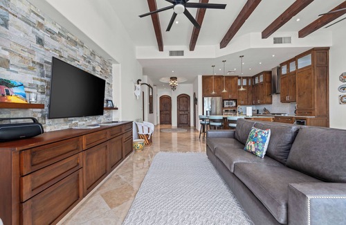 Buzzards Condominio | Luxurious Two-Bedroom Ocean View Retreat