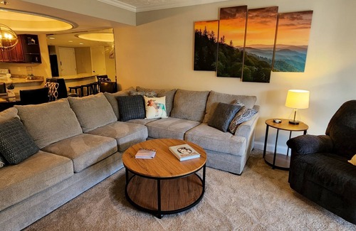 Gatlinburg Condominio | Luxurious, updated condo with spectacular mountain views and close to everything