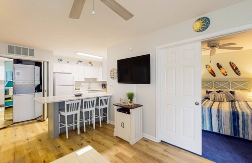 Caine Woods Condominio | Luxurious - uptown Ocean City condo w/elevated deck, shared pool & central air