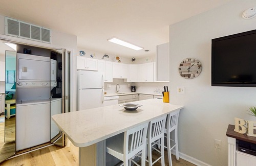 Caine Woods Condominio | Luxurious - uptown Ocean City condo w/elevated deck, shared pool & central air