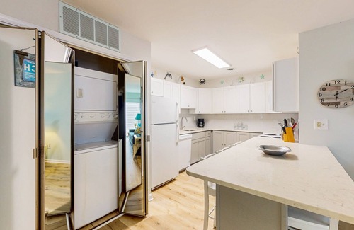 Caine Woods Condominio | Luxurious - uptown Ocean City condo w/elevated deck, shared pool & central air