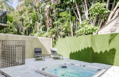 Victoria Park Casa | Luxurious Victorian Park gem with two balconies, hot tub, city views & fast WiFi