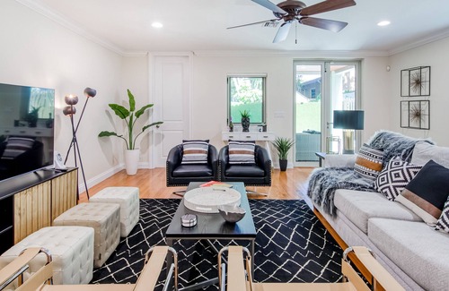 Victoria Park Casa | Luxurious Victorian Park gem with two balconies, hot tub, city views & fast WiFi