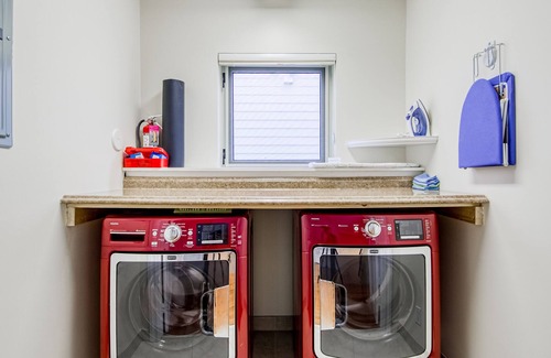 Victoria Park Casa | Luxurious Victorian Park gem with two balconies, hot tub, city views & fast WiFi