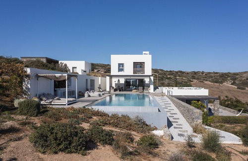 Paros Villa | Luxurious villa in Paros island. Walking to the beach. Close to Naoussa Town.