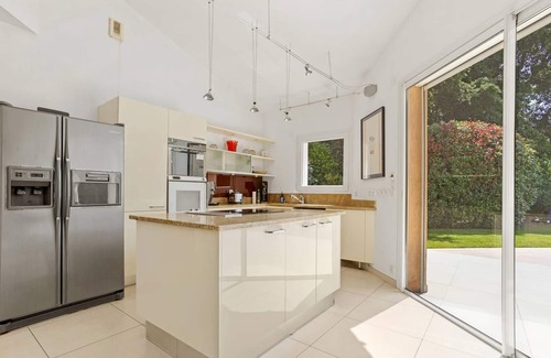 Saint-Raphael Casa | Beautiful Villa in Residential Park Safe