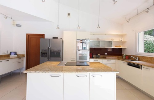 Saint-Raphael Casa | Beautiful Villa in Residential Park Safe