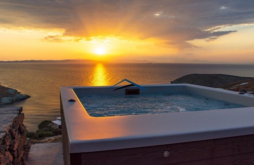 Kea Villa | Lujosa villa cerca de Vourkari, cerca del mar y con impresionantes vistas al mar.