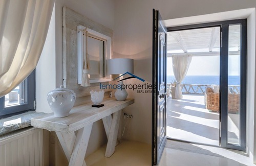 Kea Villa | Lujosa villa en primera línea de mar con piscina y escalones que conducen al mar