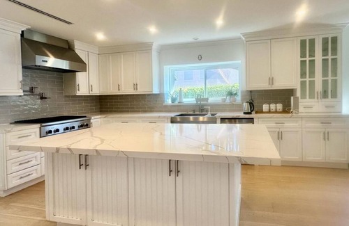Woodland Hills Casa | Luxurious Villa W/ Pool, Spa, outdoor kitchen!
