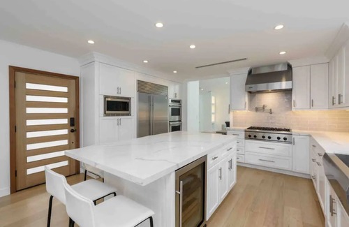 Woodland Hills Casa | Luxurious Villa W/ Pool, Spa, outdoor kitchen!