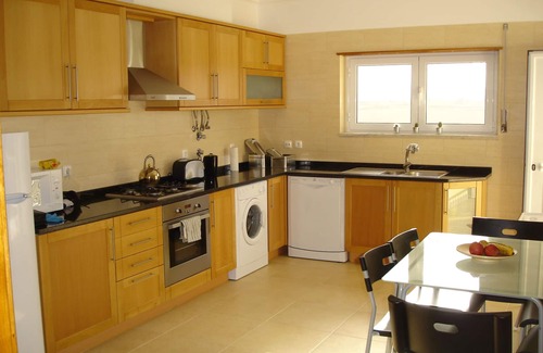 Ericeira Villa | Moderna villa con piscina privada, TV con Sky, mesa de billar, mesa de fútbol, Xbox y mucho más.