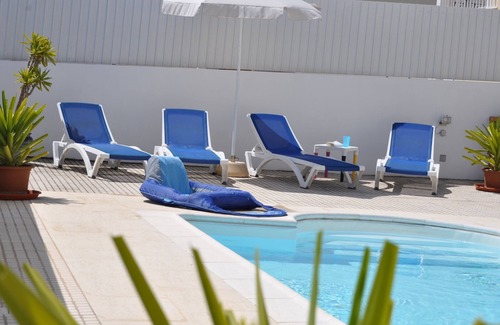 Ericeira Villa | Moderna villa con piscina privada, TV con Sky, mesa de billar, mesa de fútbol, Xbox y mucho más.