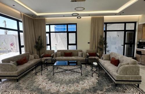 Al Qassim Chalet De Esquí | Luxurious villa with three bedrooms, cinema and swimming pool