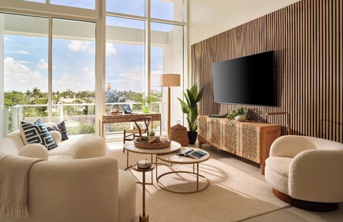17th Street Causeway Hotel | Luxurious Waterfront Room w/Spacious Balcony + Marina View