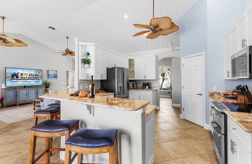 Pelican Casa | Luxurious Waterfront Retreat, Ideal Sunrise and Sunset Views!- Coral Sunset Villa - Roelens