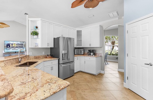 Pelican Casa | Luxurious Waterfront Retreat, Ideal Sunrise and Sunset Views!- Coral Sunset Villa - Roelens