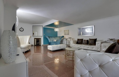 London Borough of Ealing Casa | Luxurious West London Retreat With Hot Tubs & Easy Access to Central London