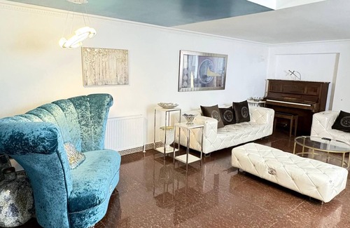 London Borough of Ealing Casa | Luxurious West London Retreat With Hot Tubs & Easy Access to Central London