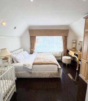 London Borough of Ealing Casa | Luxurious West London Retreat With Hot Tubs Easy Access to Central London