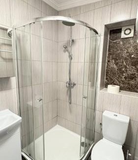 London Borough of Ealing Casa | Luxurious West London Retreat With Hot Tubs Easy Access to Central London
