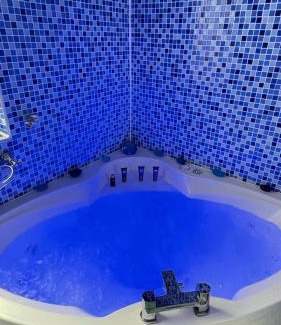 London Borough of Ealing Casa | Luxurious West London Retreat With Hot Tubs Easy Access to Central London