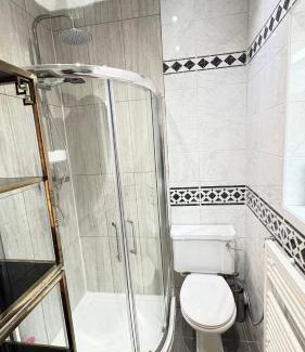 London Borough of Ealing Casa | Luxurious West London Retreat With Hot Tubs Easy Access to Central London