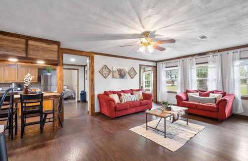 Southeast Houston Casa | Luxurious Western Home w/firepit,