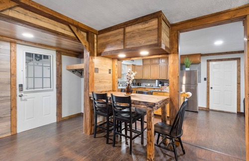 Southeast Houston Casa | Luxurious Western Home w/firepit,