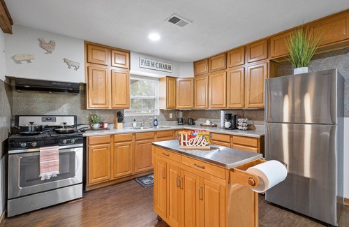 Southeast Houston Casa | Luxurious Western Home w/firepit,