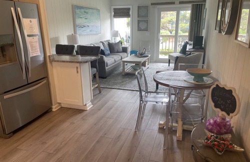 Ocean Isle Beach Condominio | Condominio de lujo recientemente remodelado frente a la playa: ideal para parejas y familias pequeñas.