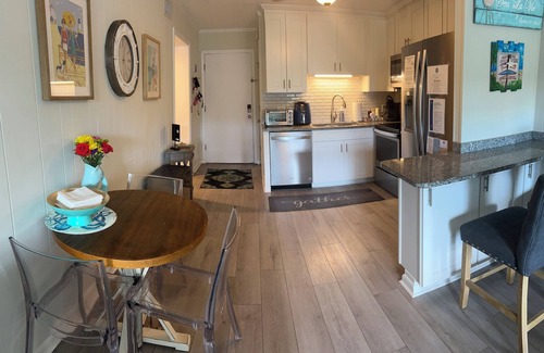 Ocean Isle Beach Condominio | Condominio de lujo recientemente remodelado frente a la playa: ideal para parejas y familias pequeñas.