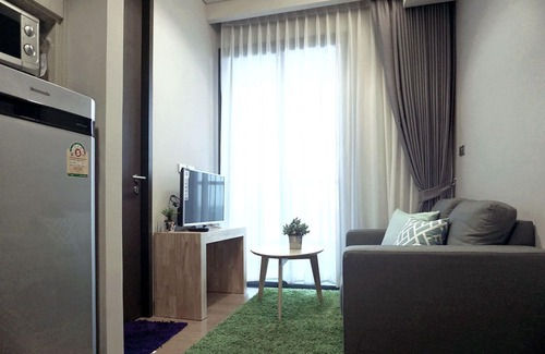 Khlong Tan Condominio | Lujo 1 BR en Sukhumvit 24 con Sky Pool - Cerca de BTS Prompong / Emquatier