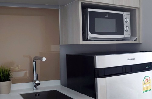 Khlong Tan Condominio | Lujo 1 BR en Sukhumvit 24 con Sky Pool - Cerca de BTS Prompong / Emquatier