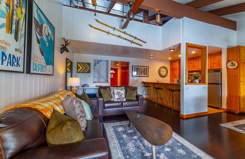 Mammoth Lakes Condominio | Luxury 1+Loft Pet Friendly Mtn Retreat with Views!
