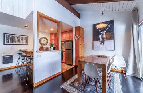 Mammoth Lakes Condominio | Luxury 1+Loft Pet Friendly Mtn Retreat with Views!