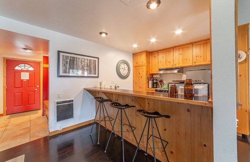 Mammoth Lakes Condominio | Luxury 1+Loft Pet Friendly Mtn Retreat with Views!